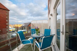 Outdoor dining - 2 Bed in Whitby (oc-w814) (Whitby)