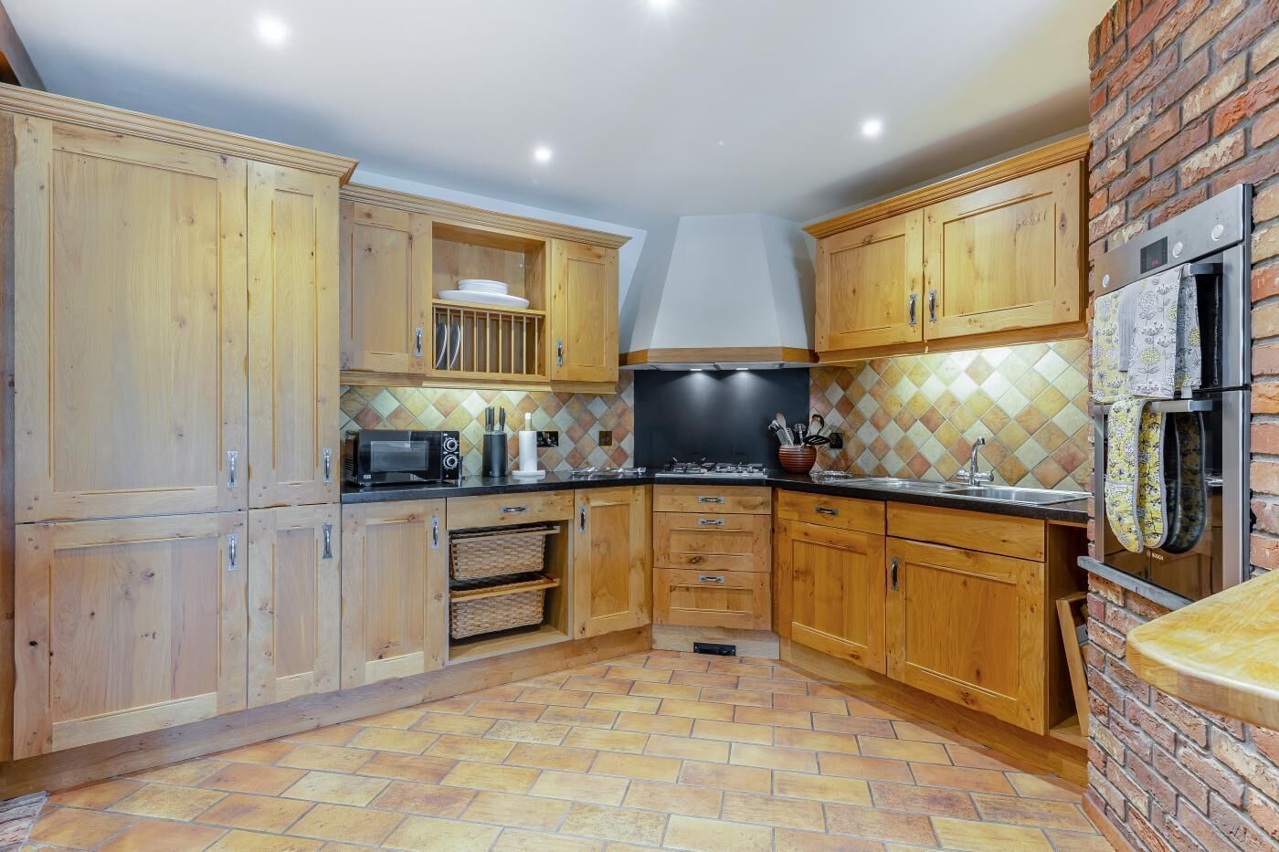 Mikrobølgeovn, ovn, oppvaskmaskin og høy barnestol