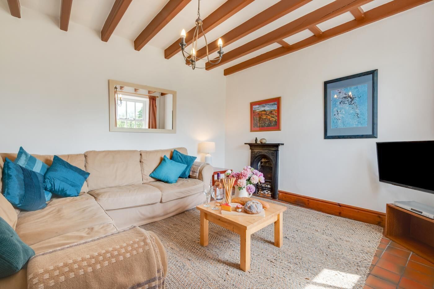 Televisión y chimenea 