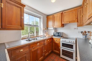 Microwave, oven, high chair, cookware/dishes/utensils - 3 Bed in Bakewell (oc-dckno) (Youlgreave)