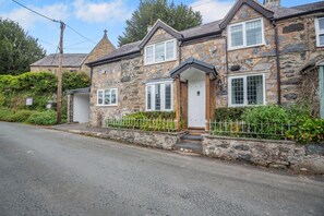Exterior - 3 Bed in Llanbedr-y-Cennin (oc-t32617) (Llanbedr-y-cennin)