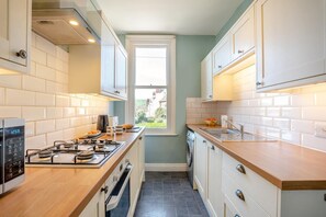 Microwave, oven, high chair, cookware/dishes/utensils - 3 Bed in Whitby (oc-r565) (Robin Hood's Bay)