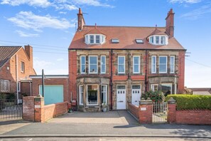 Exterior - 3 Bed in Whitby (oc-r565) (Robin Hood's Bay)