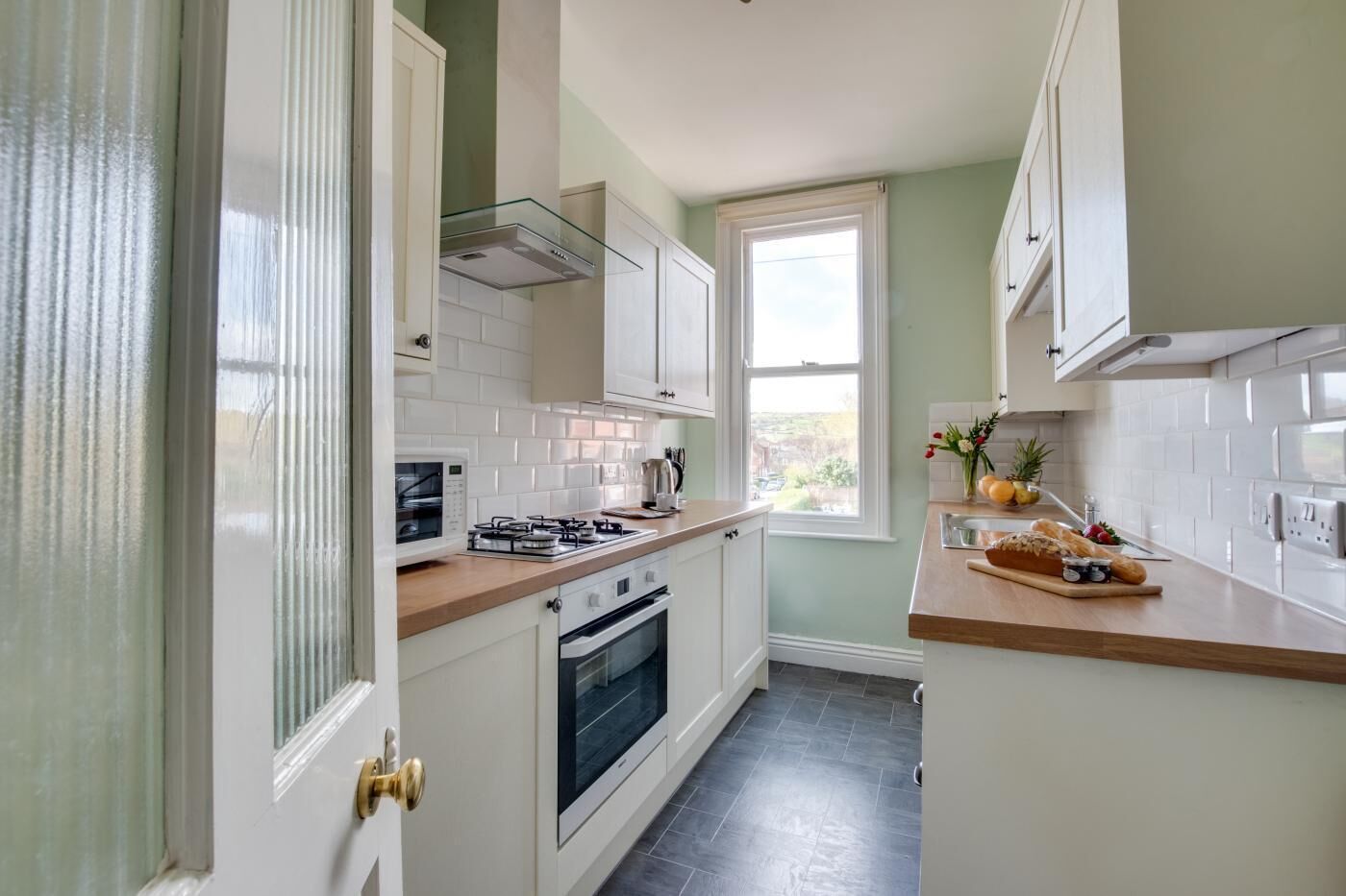 Mikrobølgeovn, ovn, høy barnestol og kjøkkenutstyr