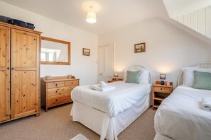 3 bedrooms, iron/ironing board, free WiFi, bed sheets - 3 Bed in Whitby (oc-r565) (Robin Hood's Bay)