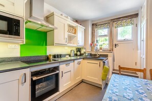 Microwave, oven, dishwasher, high chair - 2 Bed in Bakewell (oc-dcrose) (Youlgreave)