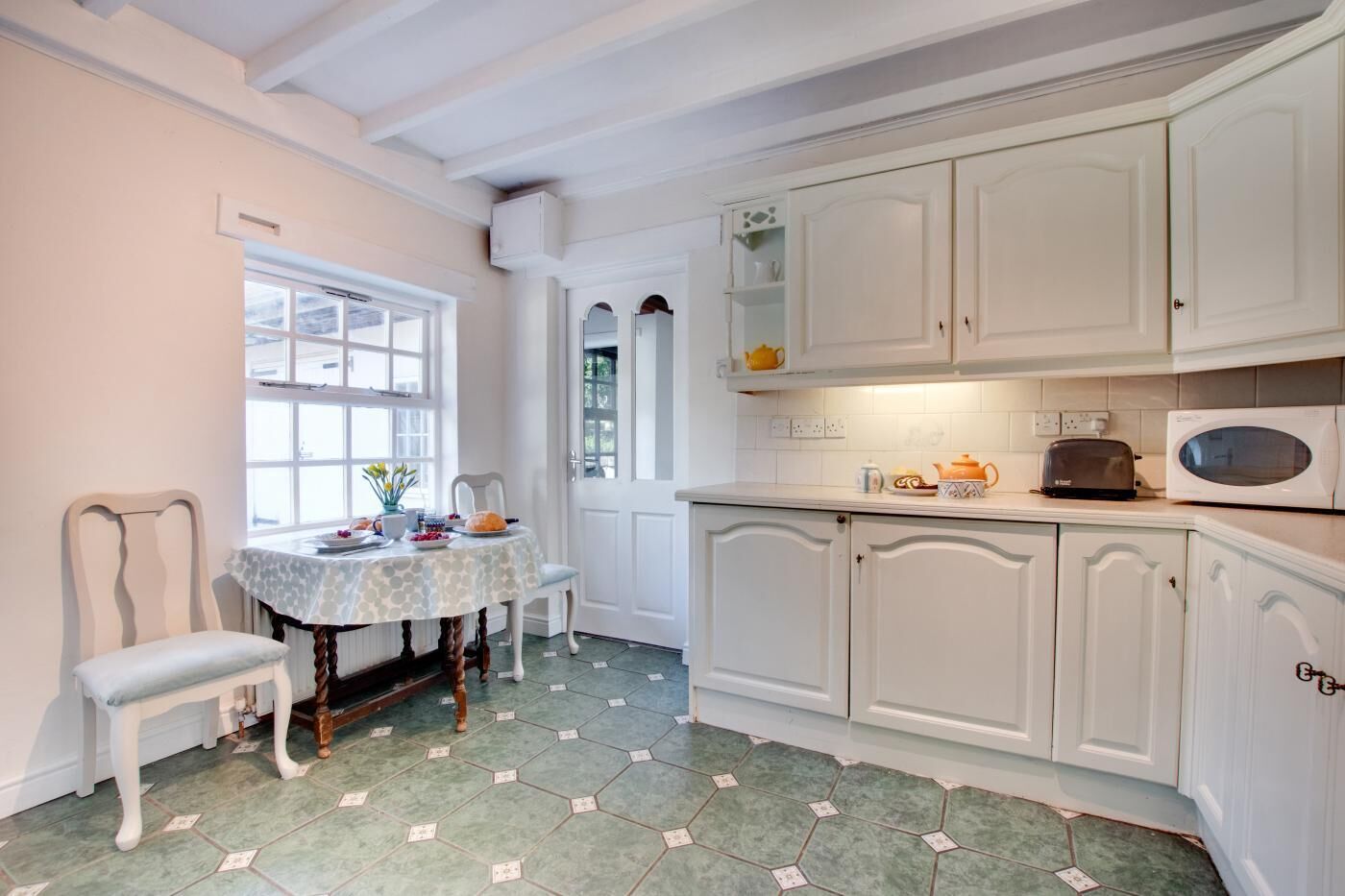 Micro-ondas, fogão, talheres/pratos/utensílios de cozinha