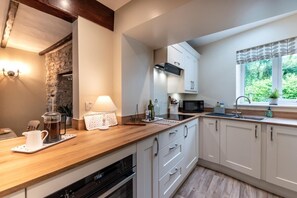 Microwave, oven, dishwasher, cookware/dishes/utensils - 2 Bed in Buxton (oc-dcthr) (Windmill)