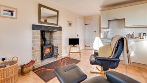 A cozy living room with a fireplace, a television, and comfortable seating. - 1 Bed in Chesterfield (oc-dcelm) (England)
