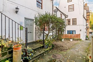 Exterior - 2 Bed in Whitby (oc-w074) (Whitby)