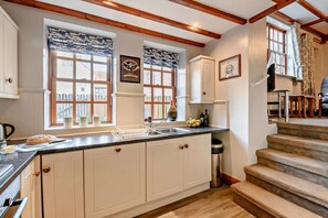 Microwave, oven, dishwasher, highchair - 2 Bed in Whitby (oc-w074) (Whitby)