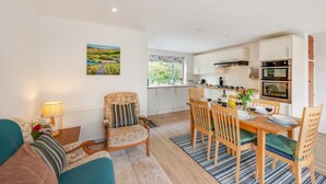 Un apartamento moderno con sala de estar, comedor y cocina.