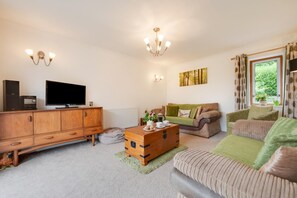 TV - 3 Bed in Dronfield (oc-dcelle) (Hundall)