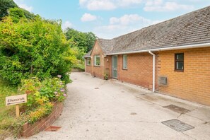Exterior - 3 Bed in Dronfield (oc-dcelle) (Hundall)