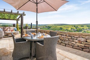 Outdoor dining - 2 Bed in Trawden (oc-h32330) (Trawden)