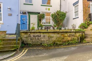 Exterior detail - 3 Bed in Whitby (oc-w070) (Whitby)