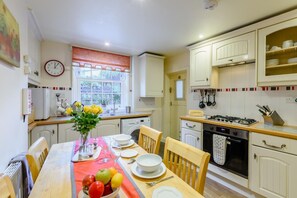 Microwave, oven, dishwasher, high chair - 3 Bed in Whitby (oc-w070) (Whitby)