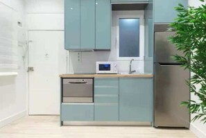 Refrigerador, microondas, lavavajillas y cafetera y tetera 