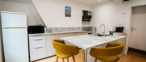 冷蔵庫、電子レンジ、オーブン、コンロ