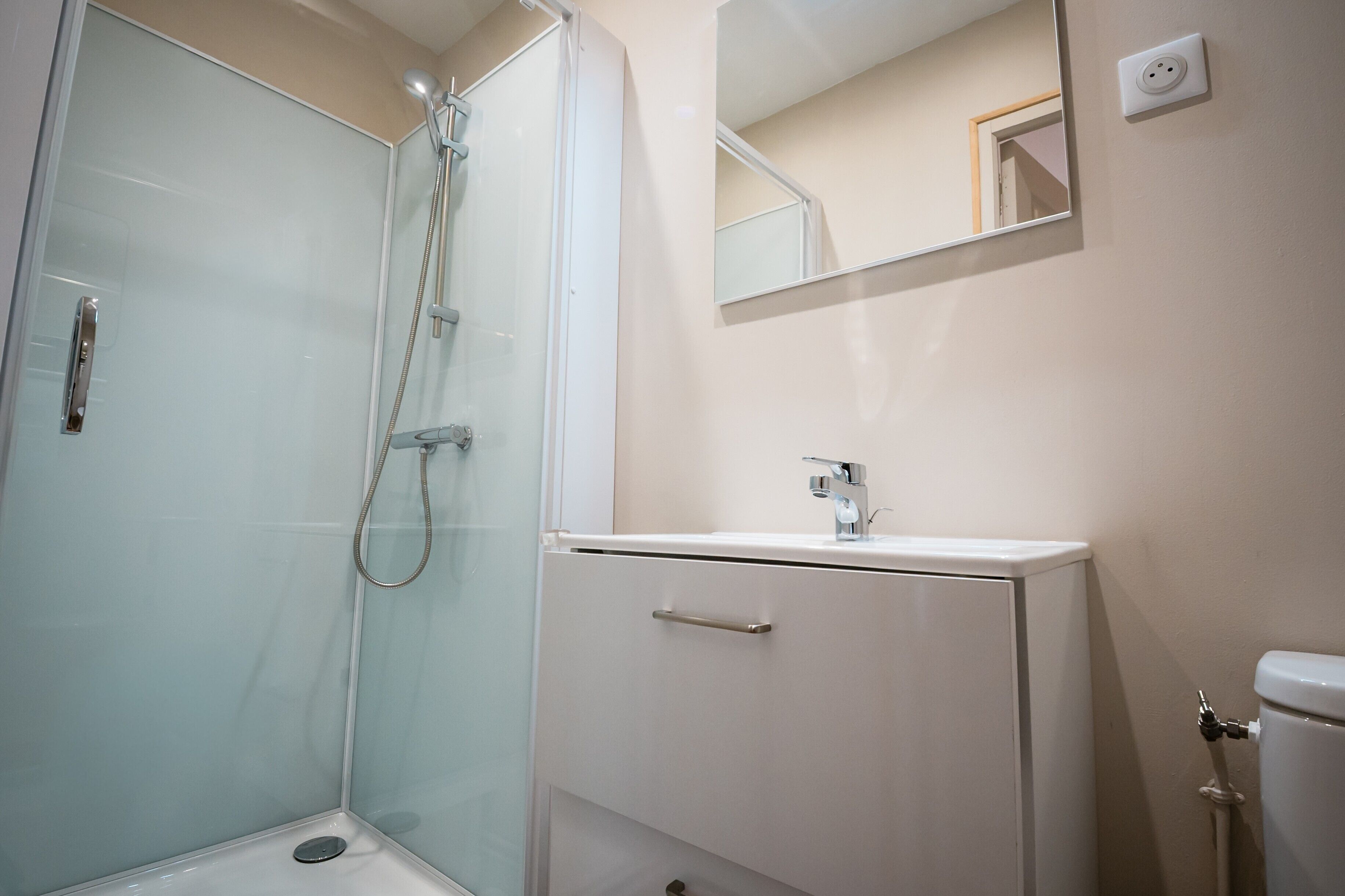 Een douche, handdoeken