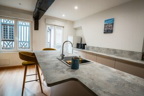 冷蔵庫、電子レンジ、オーブン、コンロ