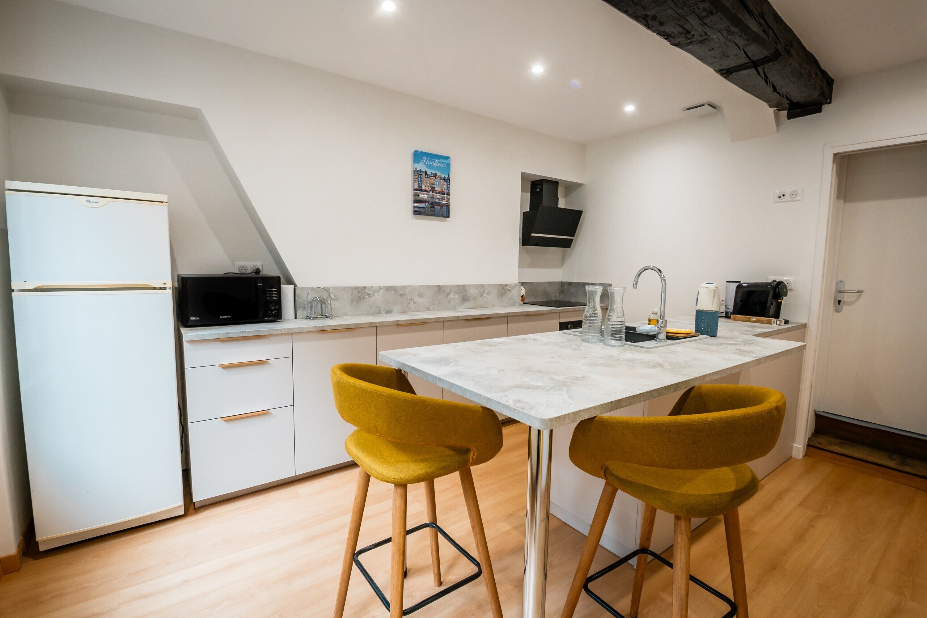 Réfrigérateur, micro-ondes, four, plaque de cuisson