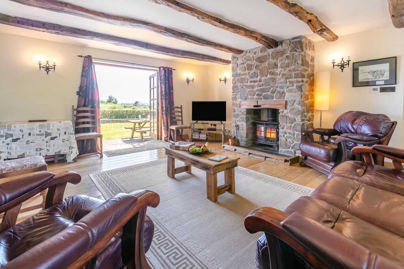 Televisión y chimenea 