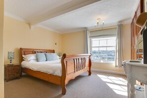 Iron/ironing board, free WiFi, bed sheets - 2 Bed in Whitby (oc-w050) (Whitby)