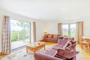 TV, fireplace - 3 Bed in Shebbear (oc-l32583) (Shebbear)