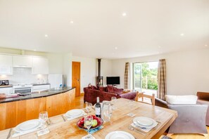 Interior - 3 Bed in Shebbear (oc-l32583) (Shebbear)