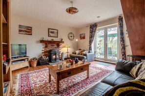 TV, fireplace - 2 Bed in Whitby (oc-w301) (Whitby)