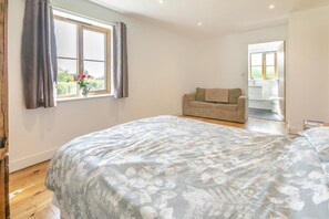 Tabla de planchar con plancha y ropa de cama 