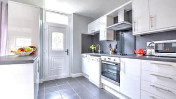 Microwave, oven, dishwasher, cookware/dishes/utensils