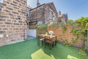 Outdoor dining - 3 Bed in Harrogate (oc-d32616) (Harrogate)