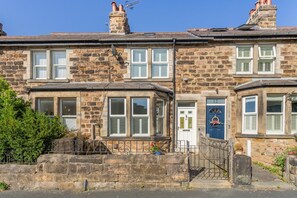 Exterior - 3 Bed in Harrogate (oc-d32616) (Harrogate)