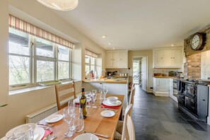 Microwave, oven, dishwasher, cookware/dishes/utensils