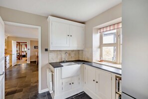 Microwave, oven, dishwasher, cookware/dishes/utensils