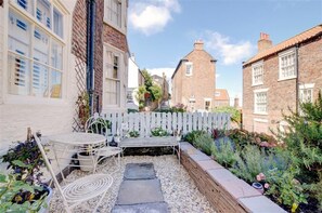 Outdoor dining - 2 Bed in Whitby (oc-w075) (Whitby)
