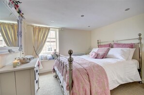 Iron/ironing board, free WiFi, bed sheets - 2 Bed in Whitby (oc-w075) (Whitby)