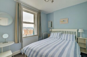 Iron/ironing board, free WiFi, bed sheets - 2 Bed in Whitby (oc-w069) (Whitby)