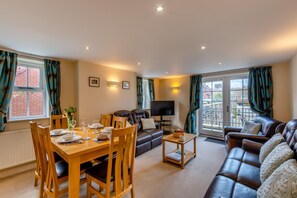 TV - 3 Bed in Whitby (oc-w088) (Whitby)