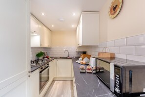 Microwave, oven, dishwasher, high chair - 3 Bed in Whitby (oc-w088) (Whitby)