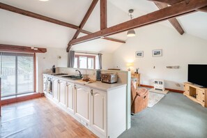 Oven, cookware/dishes/utensils - 2 Bed in Troutbeck (oc-s32564) (Hutton)