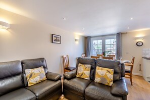 TV - 4 Bed in Whitby (oc-w089) (Whitby)