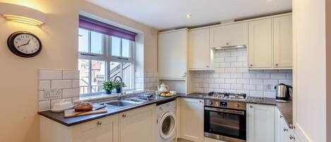 Mikrobølgeovn, ovn, oppvaskmaskin og høy barnestol