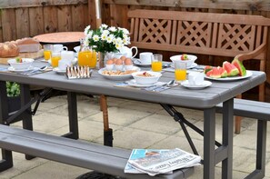 Outdoor dining - 4 Bed in Whitby (oc-w089) (Whitby)