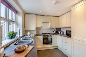 Four à micro-ondes, un four, lave-vaisselle, chaise haute