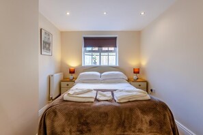Iron/ironing board, travel cot, free WiFi, bed sheets - 4 Bed in Whitby (oc-w089) (Whitby)