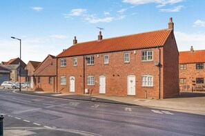 Exterior - 2 Bed in Whitby (oc-w086) (Whitby)