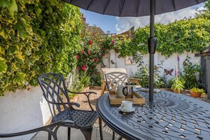 Outdoor dining - 2 Bed in Louth (oc-p32381) (Louth)